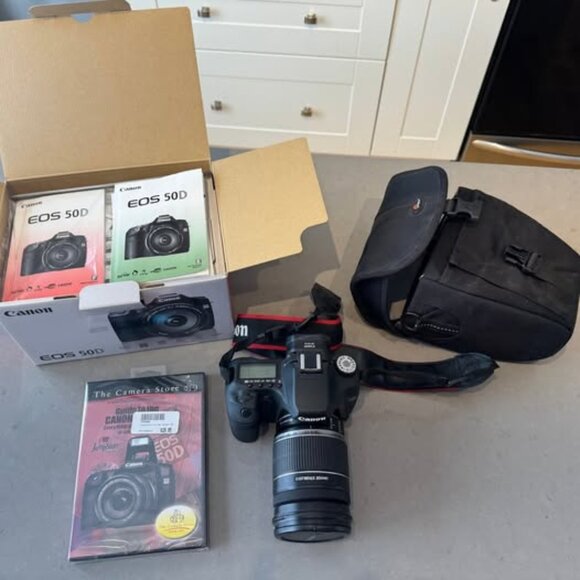Canon EOS 50D Camera body with 18-200mm Zoom Lens plus 32GB Memory Card - Picture 1 of 6